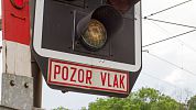 Vlak na Benešovsku narazil do auta na přejezdu