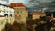 Český Krumlov, rozsáhlý hrad a zámek mnoha zdobených komnat a bohatých sbírek