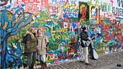 Nedávno zabílená Lennonova zeď opět hýří barvami