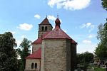 Kostel Nanebevzetí Panny Marie s dřevěnou zvonicí ve Vyskeři