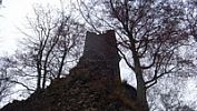 Mezi potoky a ukryt v lesním porostu čeká na turisty rozsáhlý hrad Rýzmburk