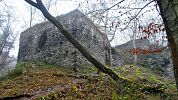 Spadaným listím ke zřícenině Jenčova, nejmenšího tuzemského hradu