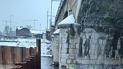 Přes most přes Svratku v Brně nesmí jezdit vlaky, narušili jej stavbaři