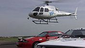 Na hradeckém letišti svedou rychlostní souboj závodní auta s vrtulníky