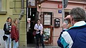 V nejužší pražské uličce řízené semafory před lety uvízla kyprá žena