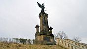 Poničený monument u Křečhoře připomíná bitvu, která silně ovlivnila české dějiny