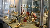 Rozšířená sbírka historické obuvi se nastěhovala do Baťova institutu