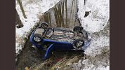 Řidič na sněhu nezvládl auto a převrátil ho do náhonu
