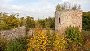 Ruiny stařičkého hradu objímají podzimní lesy Brdské vrchoviny
