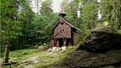 Dřevěnou kapli, zázračný pramen, prales i výhledy najdeme na Stožci