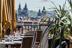Coda Restaurant - posezení na terase s krásným výhledem na Prahu