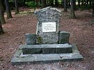 Památník zastřelení posledního jelena v Kostelci nad Černými lesy