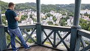 Karlovy Vary z výšky. Okolní příroda je plná rozhleden a vyhlídek