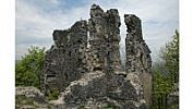 Šumná zřícenina hradu Šumburka a tristní rozvaliny statku po ním