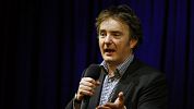 Komik Dylan Moran se v dubnu vrátí do Prahy s novou stand-up show