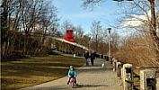 Ze smíchovské lanovky němečtí turisté okukují Gottovu vilu