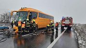 Při nehodě auta a autobusu na Lounsku zemřel člověk, další je vážně zraněný