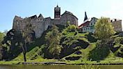 Středověká syrovost hradu Loket láká turisty z celého světa. Přivábila i americké filmaře