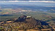 Monumentální Bezděz, vězení Václava II., stojí na kopcích Děs a Běs