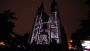 V Praze začal festival světel, známý kostel změnil na psychedelickou stavbu
